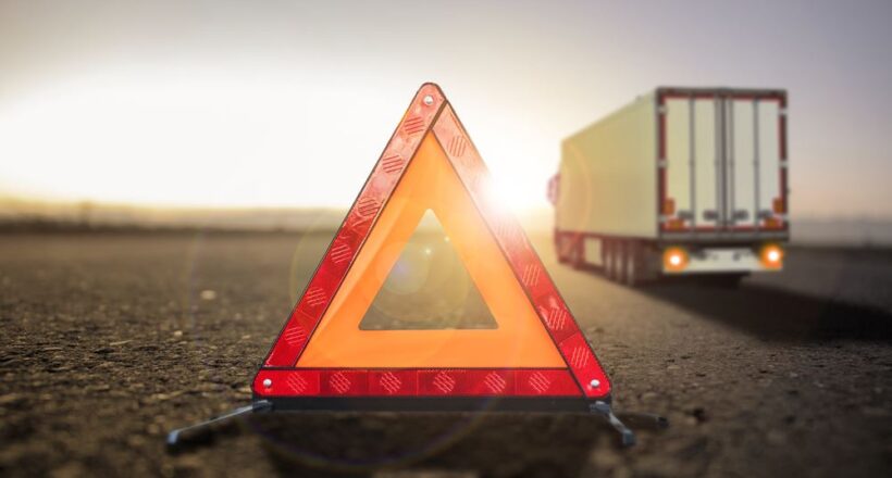 viaggiare sotto il cielo su asfalto drenante di una strada o aut all-freight-dispatch-truckers